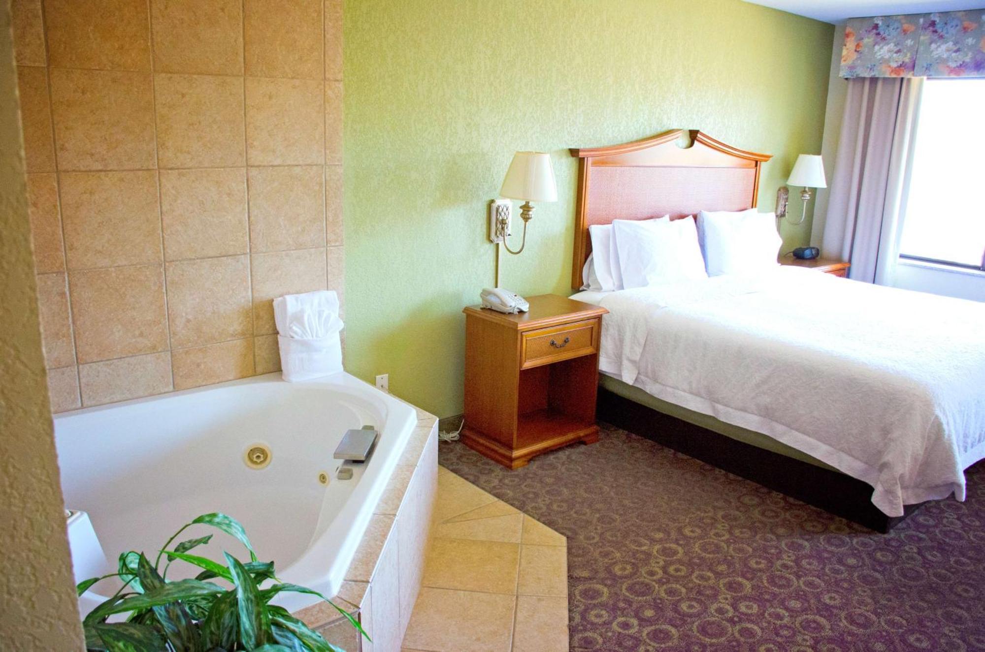 Hampton Inn & Suites College Station Exterior photo