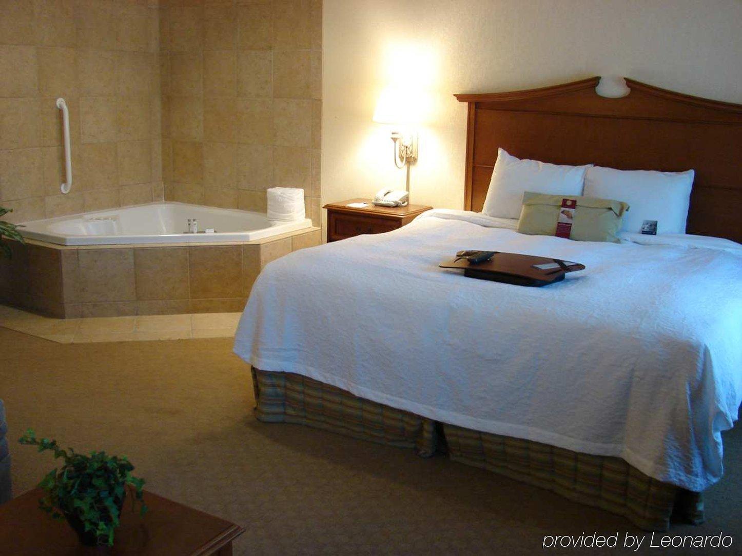 Hampton Inn & Suites College Station Room photo